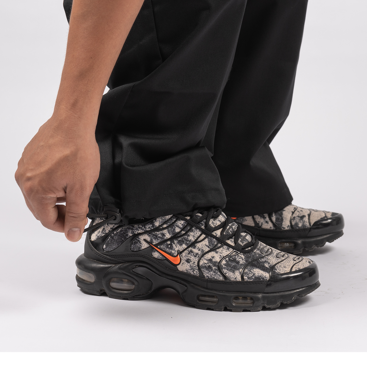 Throw up Cargo Parachute Pants - Black